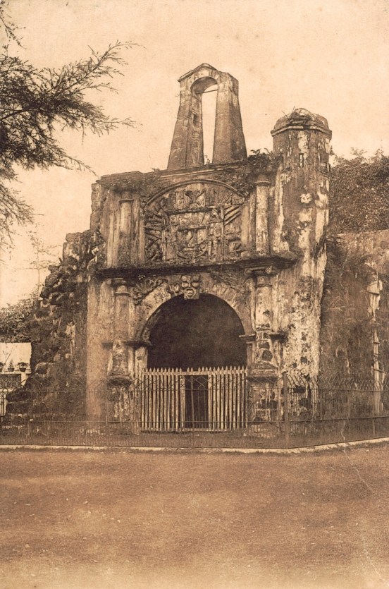 La Porta de Santiago in the 1900s. It remains thanks to Sir Stamford Raffles, who halted the British troops' destruction of the Portuguese Wall, during a brief interregnum between 1795 - 1818 when Britain ruled Malacca for the first time.